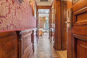 Deluxe Double Room (San Marco View) | Minibar, in-room safe, individually decorated, individually furnished - Bellevue Luxury Rooms – San Marco Luxury (Venice)