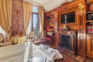 Deluxe Double Room (San Marco View) | Minibar, in-room safe, individually decorated, individually furnished - Bellevue Luxury Rooms – San Marco Luxury (Venice)