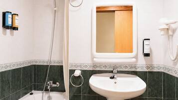 Un baño con bañera, lavamanos y ducha.