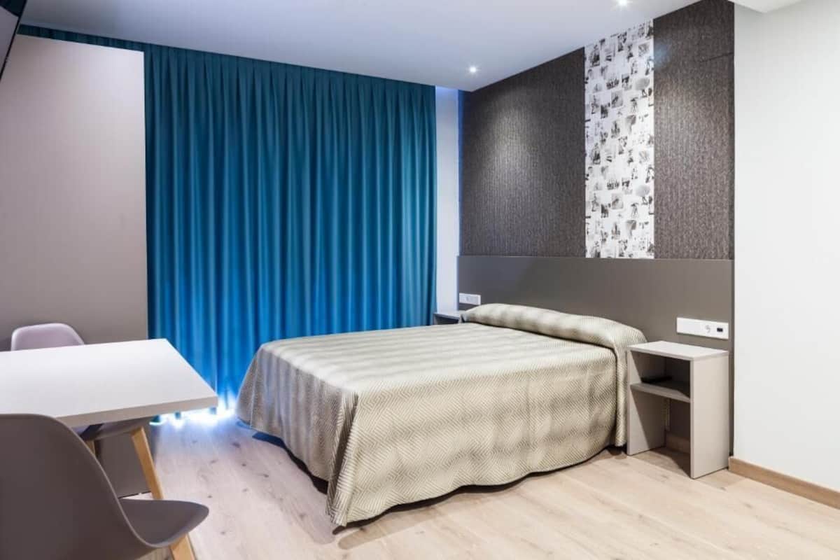 1 bedroom, hypo-allergenic bedding available, desk, laptop workspace