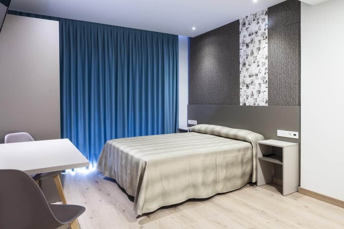 1 bedroom, hypo-allergenic bedding available, desk, laptop workspace