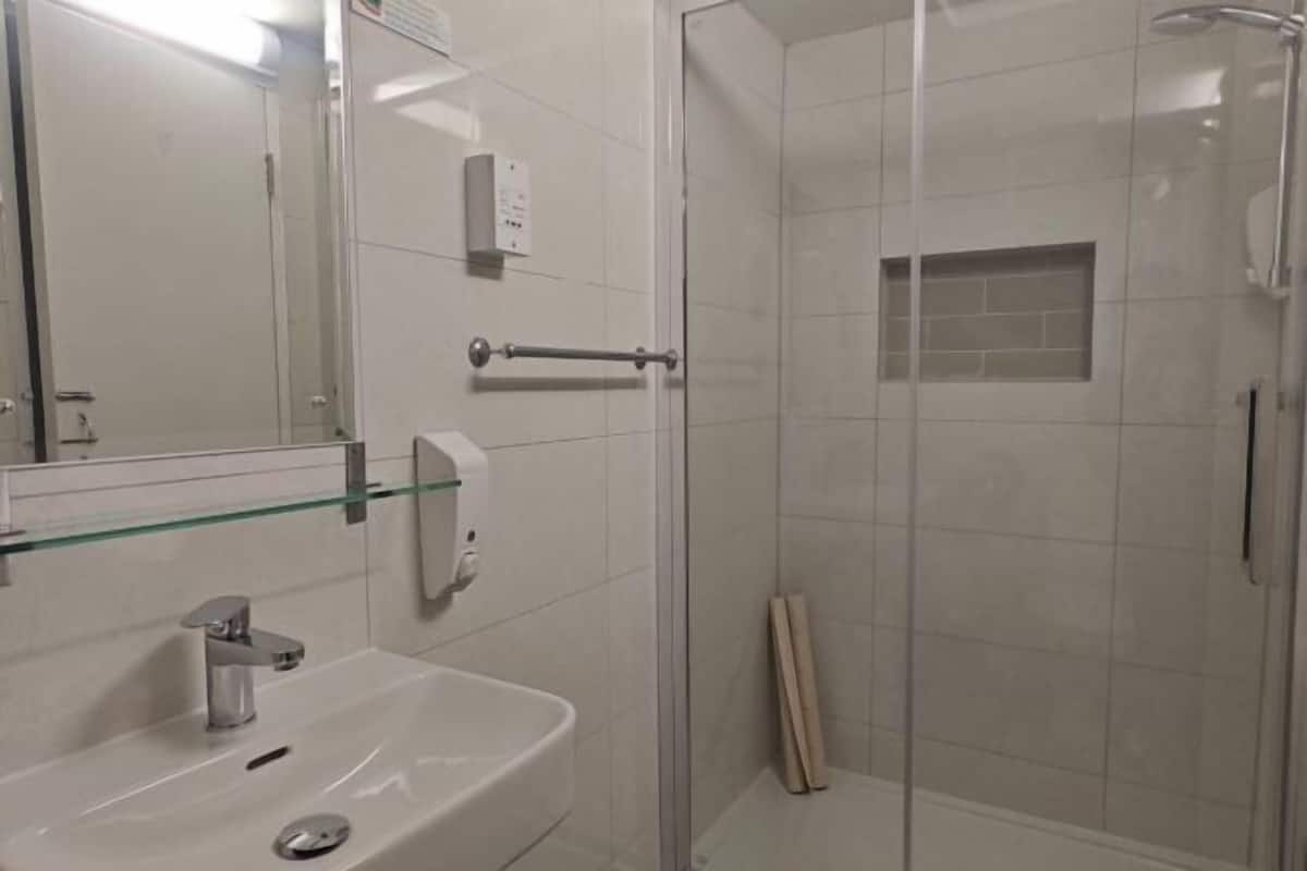 Baño | Regadera, secadora de cabello, toallas, jabón