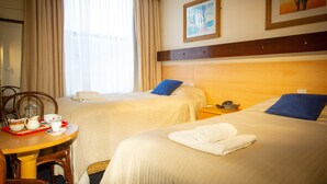 高級寝具、デスク、遮光カーテン、WiFi (無料)