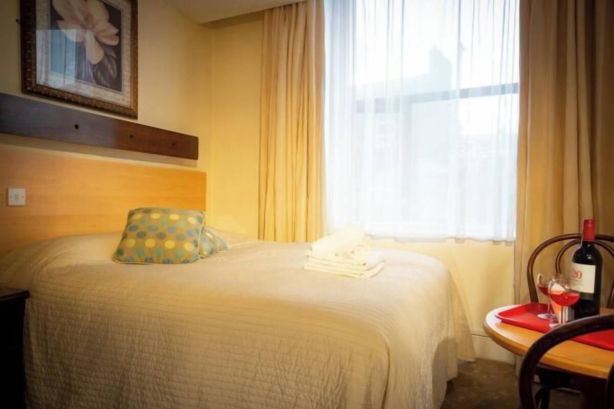 Premium bedding, desk, blackout curtains, free WiFi