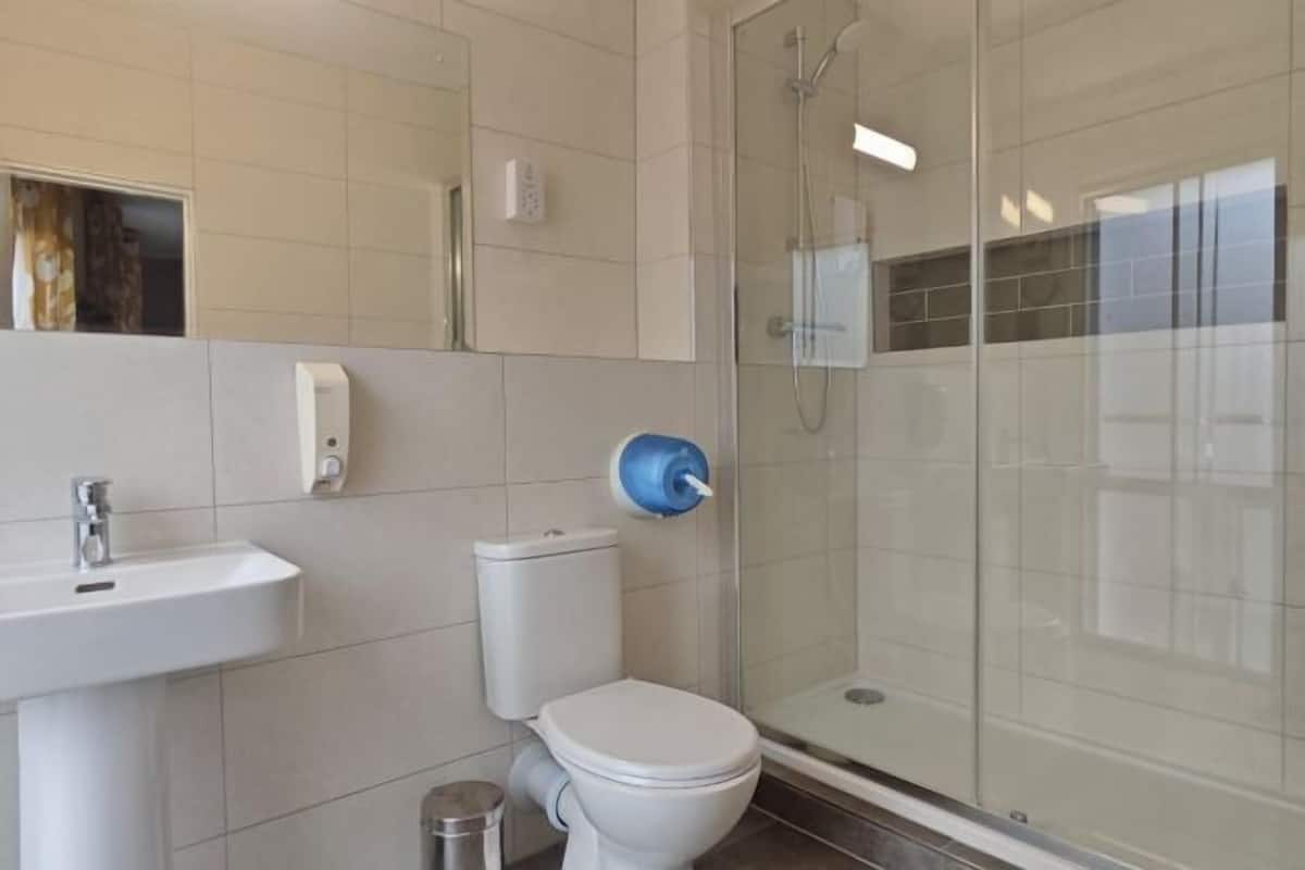 Baño | Regadera, secadora de cabello, toallas, jabón