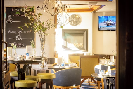 Bar (en la propiedad). Ashley Hotel