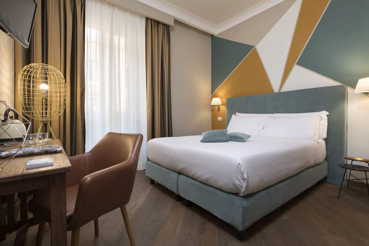 Sengetøy av topp kvalitet, dundyner, minibar og safe på rommet