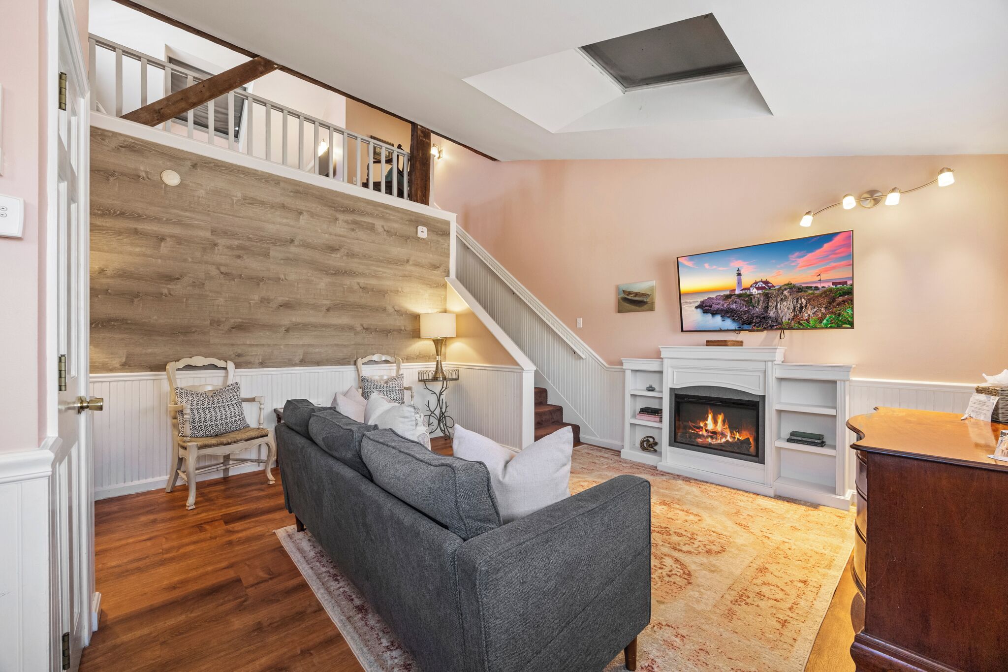 deluxe king suite | living area | 33-inch flat-screen tv with cable channels, tv, dvd player