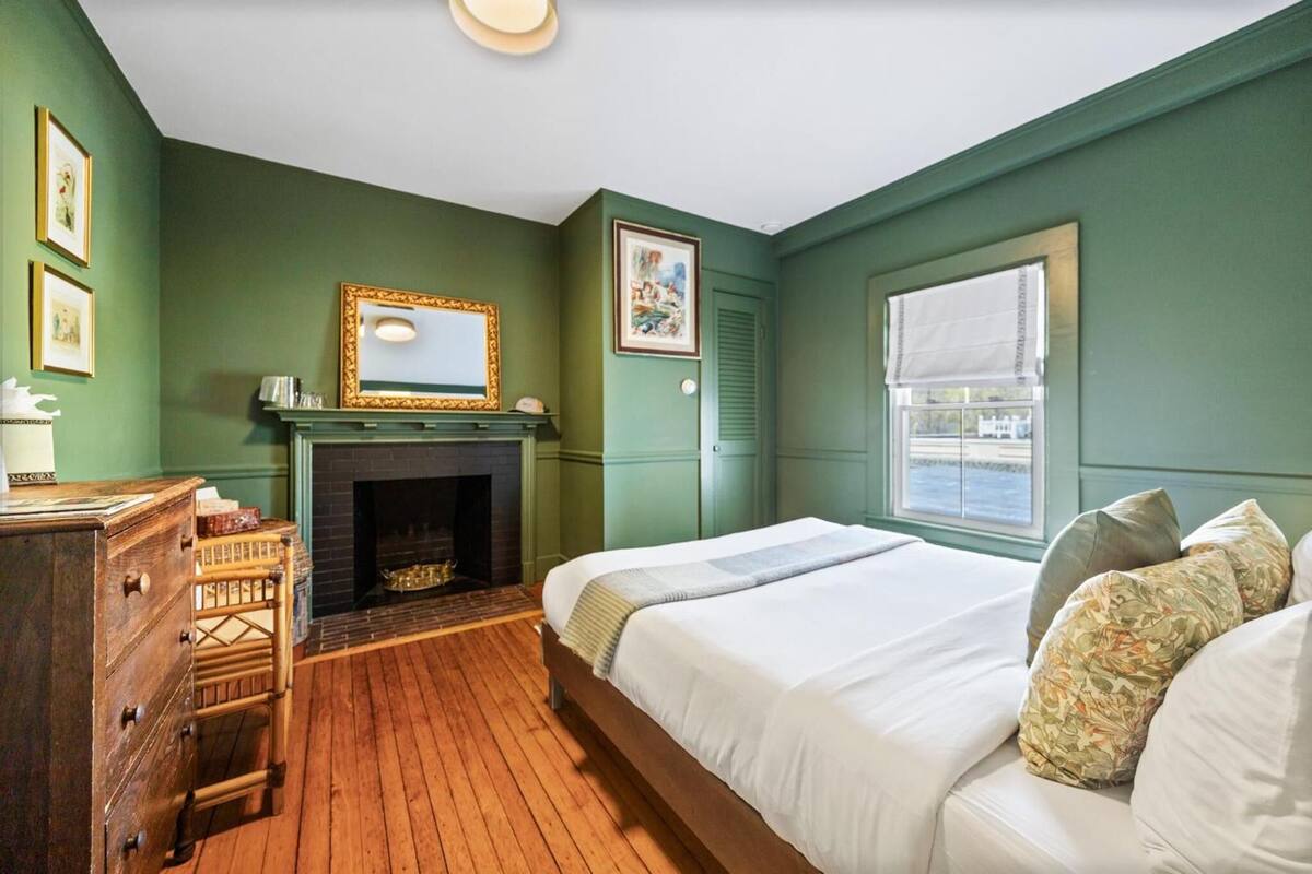 1 bedroom, Egyptian cotton sheets, premium bedding, memory foam beds
