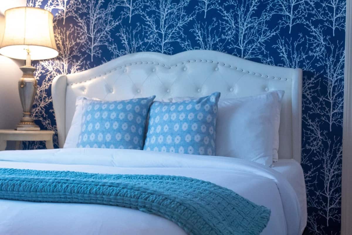 1 bedroom, Egyptian cotton sheets, premium bedding, memory foam beds