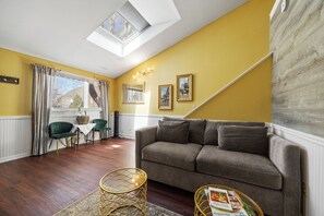 Deluxe King Suite | Living area | 33-inch flat-screen TV with cable channels, TV, DVD player - Hartstone Inn (Camden)