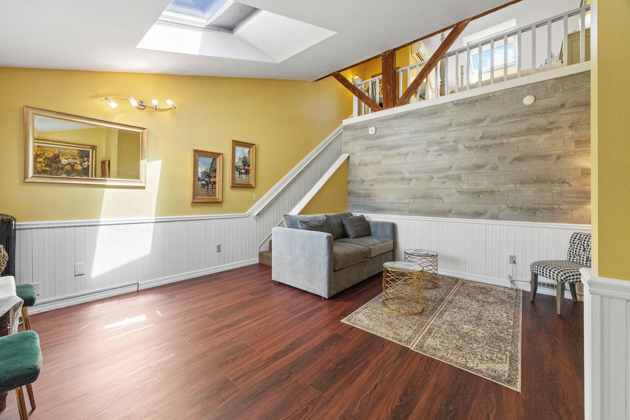 deluxe king suite | living area | 33-inch flat-screen tv with cable channels, tv, dvd player