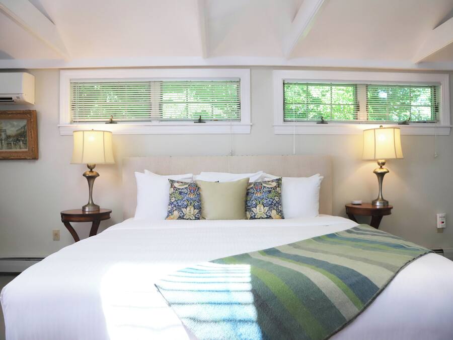 Deluxe King Suite | 1 bedroom, Egyptian cotton sheets, premium bedding, memory foam beds