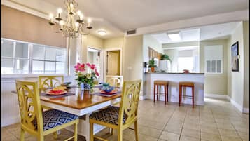 Villa, 2 Bedrooms, Non Smoking | Makan dalam bilik