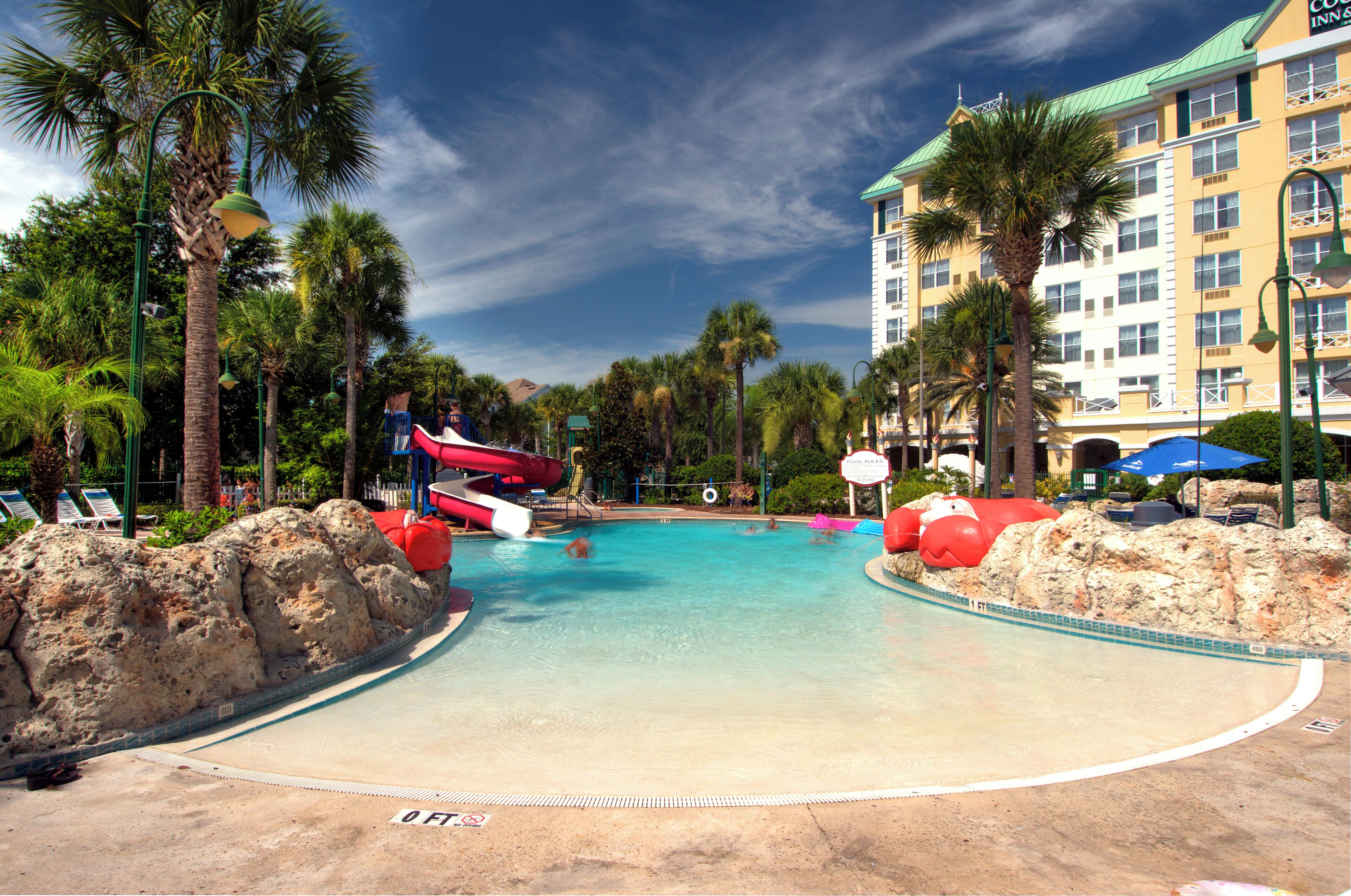 3 Außenpools, Sonnenschirme, Liegestühle