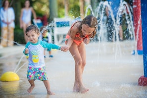 3 piscines extérieures, parasols de plage, chaises longues