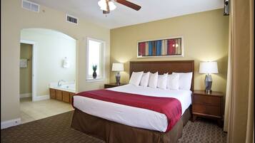 Ropa de cama de alta calidad y espacio para trabajar con laptop