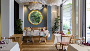 2 restaurants, serveren ontbijt, lunch, diner, Thaise gerechten