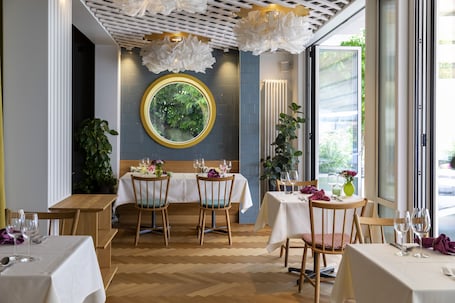 2 restaurantes; se sirve desayuno, almuerzo y cena; cocina tailandesa