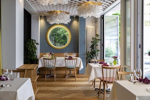 2 restaurantes; se sirve desayuno, almuerzo y cena; cocina tailandesa