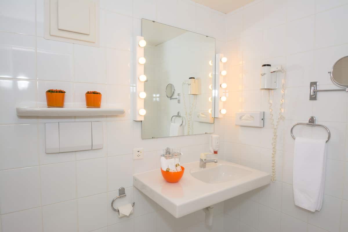 comfort triple room | bathroom | free toiletries, hair dryer, bathrobes, towels