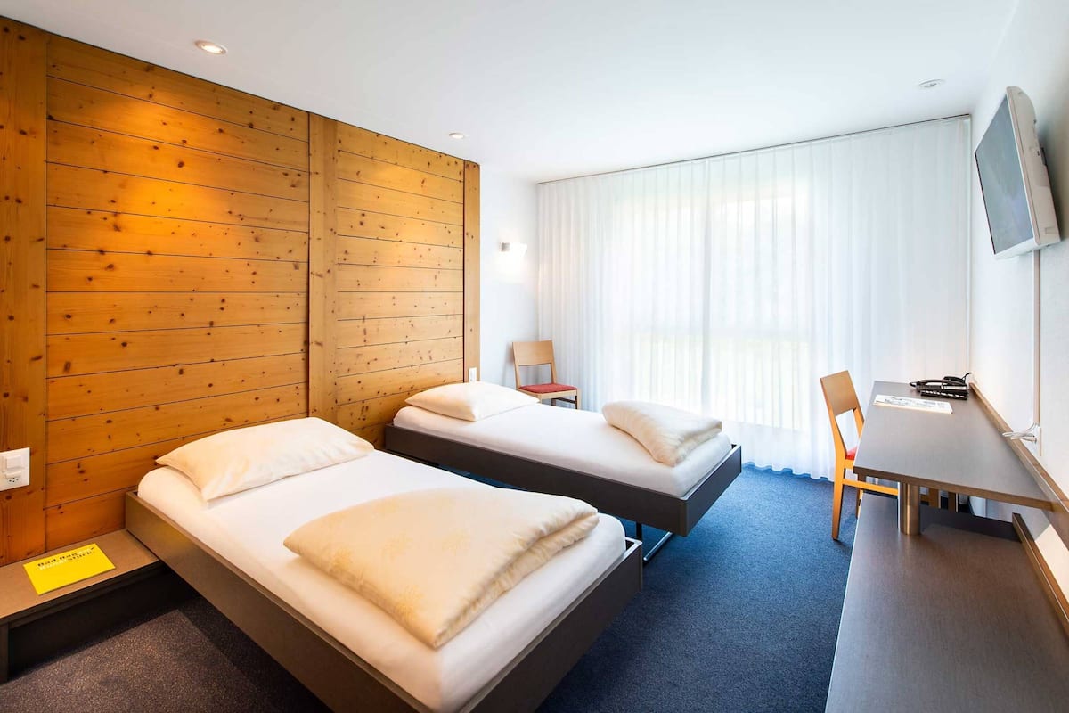 1 bedroom, premium bedding, desk, soundproofing