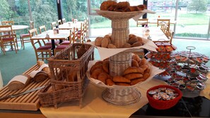 TĂ€gliches inbegriffenes FrĂŒhstĂŒcksbuffet