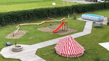 Lasten leikkialue ulkona