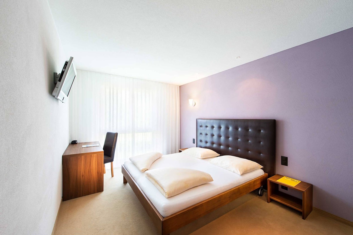 1 bedroom, premium bedding, desk, soundproofing