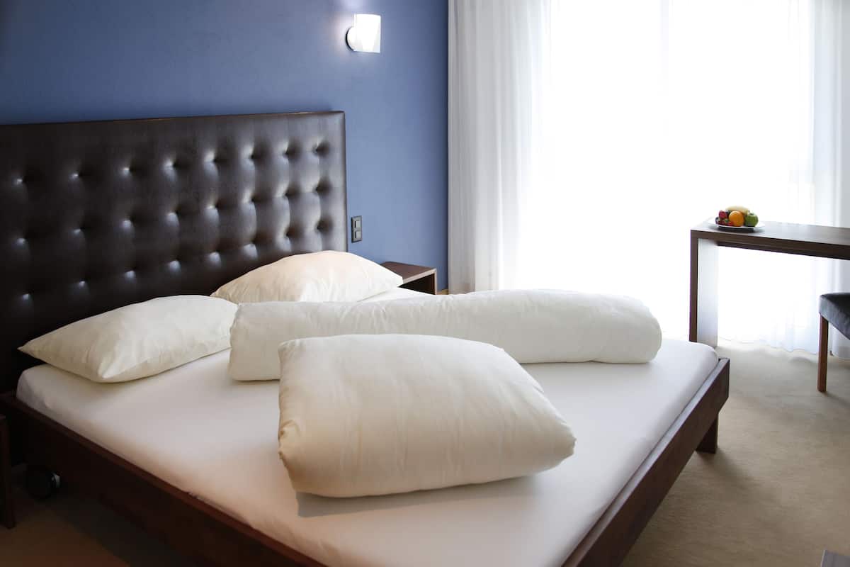 1 bedroom, premium bedding, desk, soundproofing