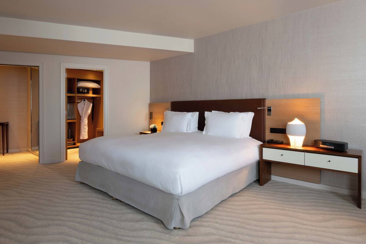 Junior Suite, 1 King Bed | 1 bedroom, premium bedding, memory foam beds, free minibar items