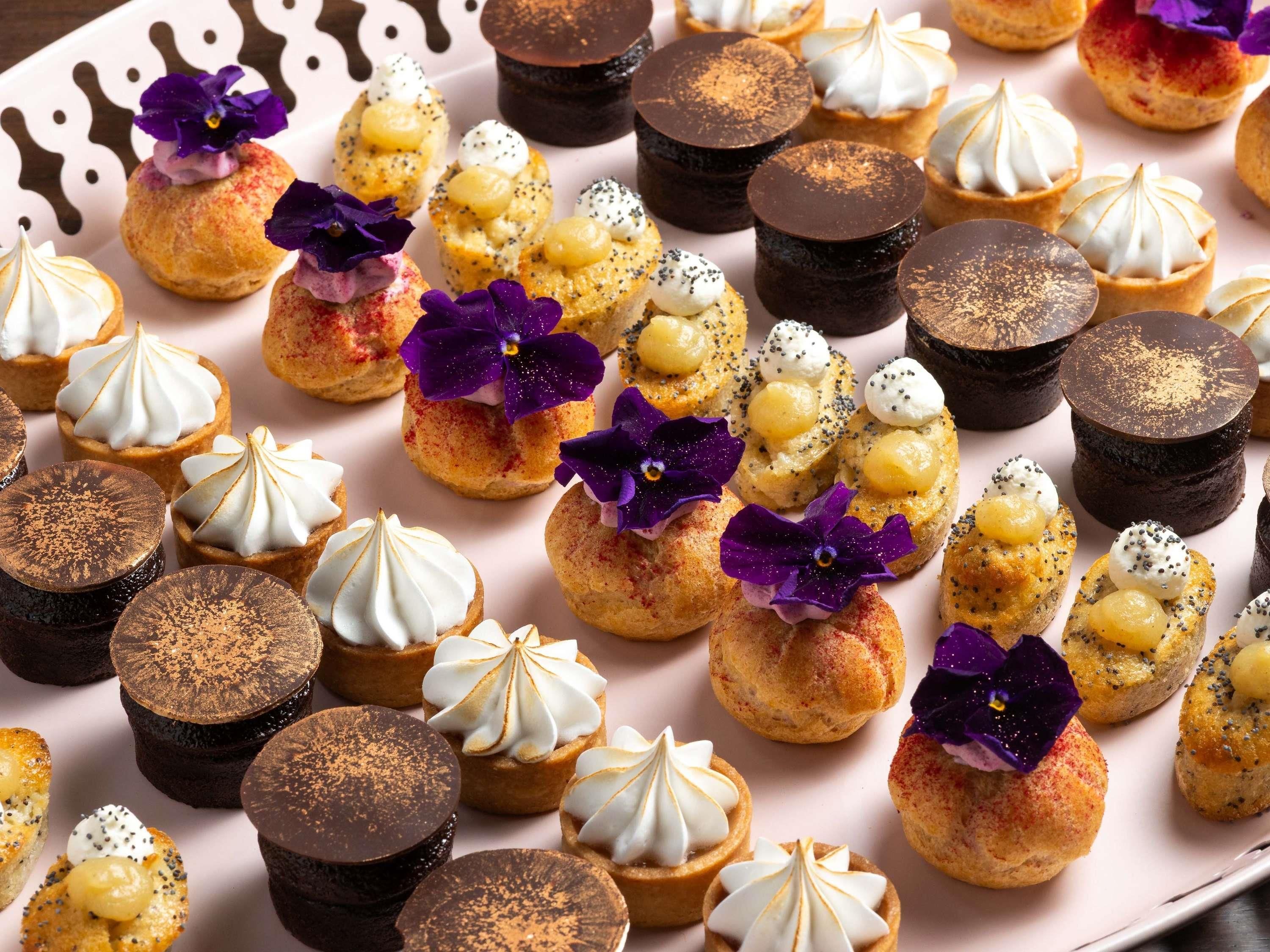Diversos postres presentats en un plat.