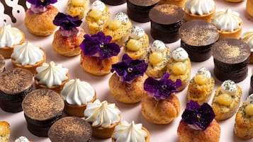 Diversos postres presentats en un plat.