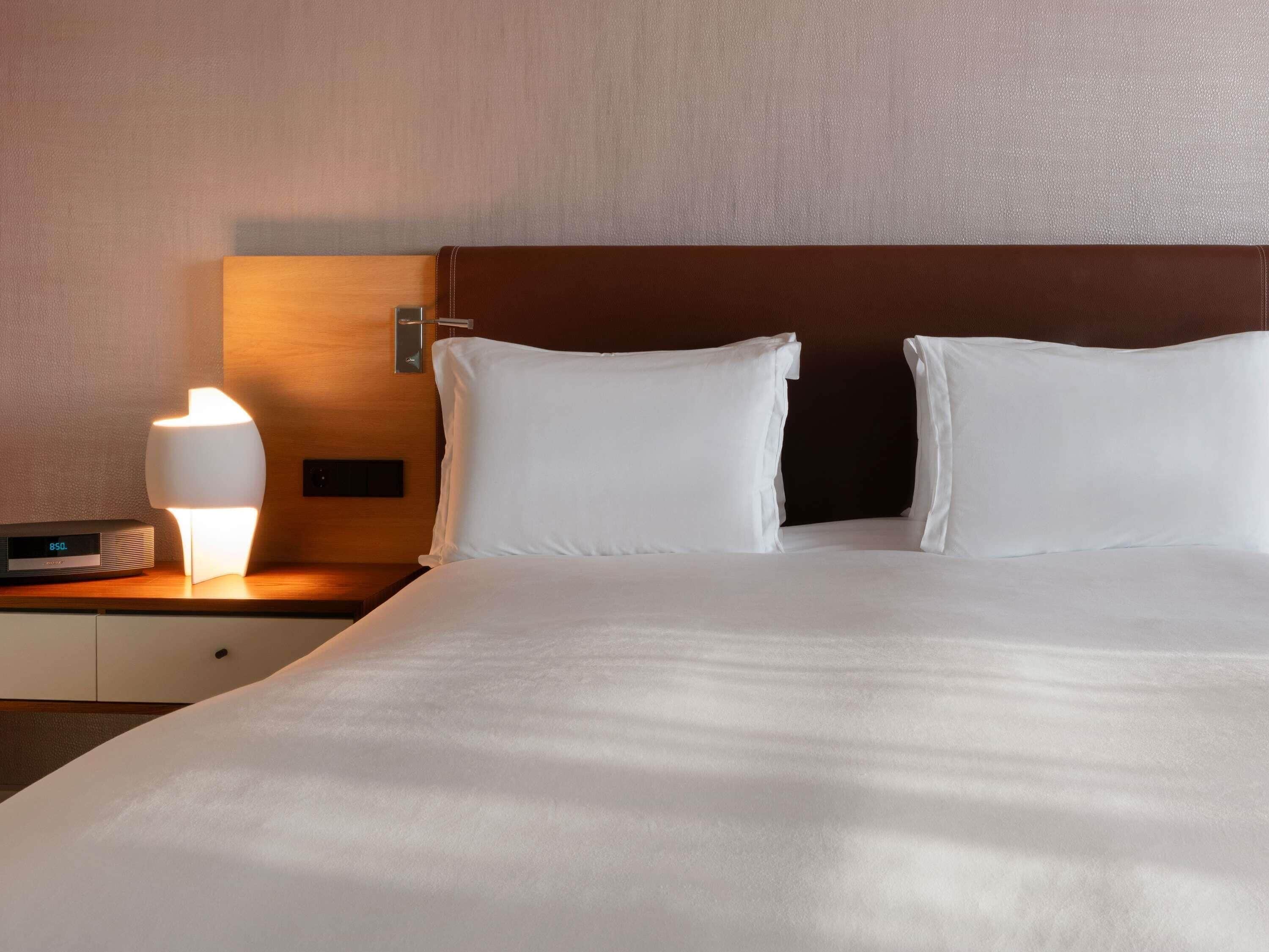 高档床上用品、记忆海绵床垫、免费迷你吧物品、客房内保险箱