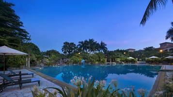 Una piscina al aire libre