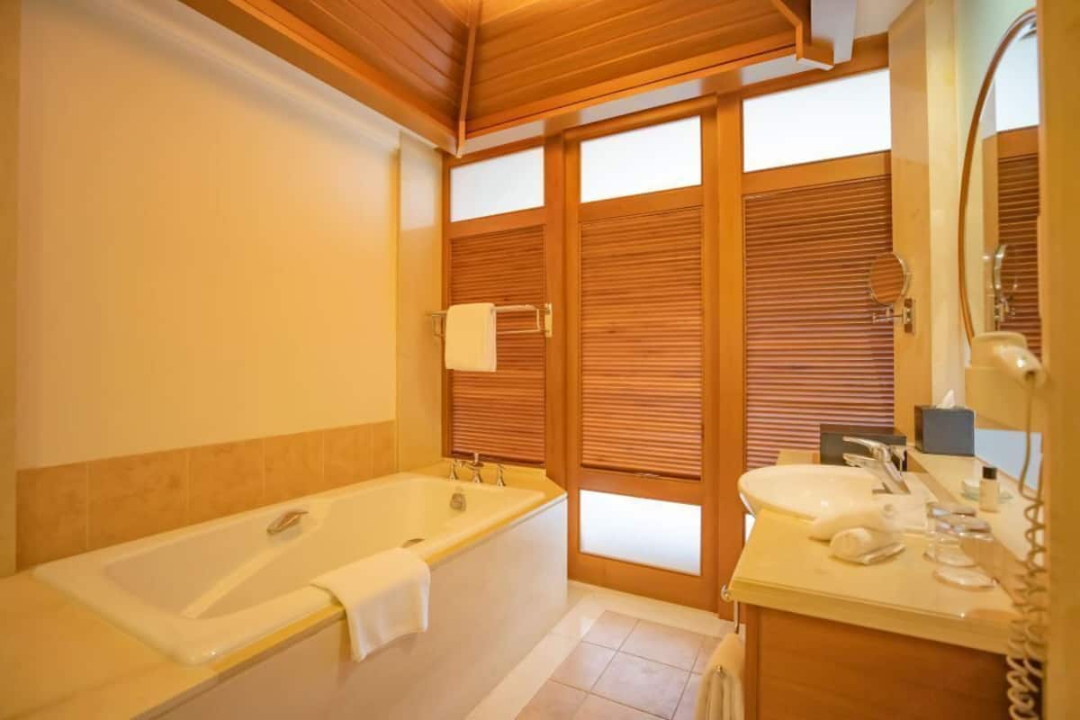 Kombinasi shower/bathtub, bathtub besar, dan pancuran hujan