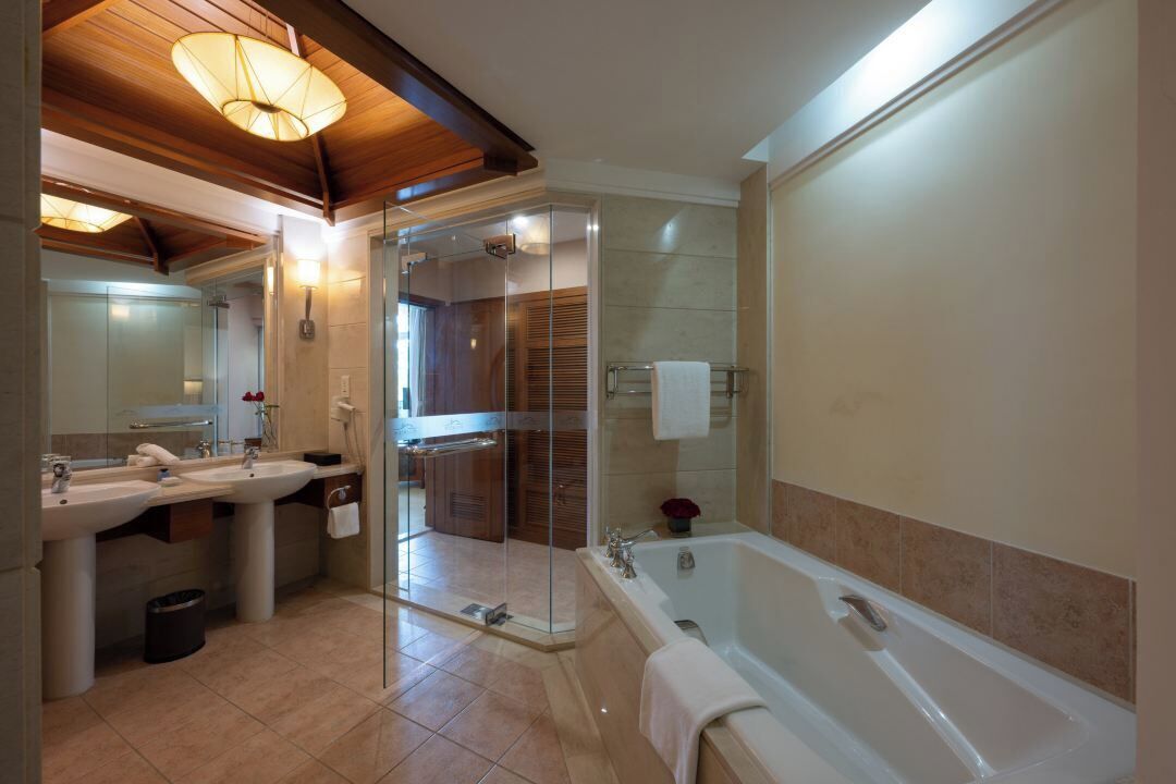 superior suite | bathroom | combined shower/bathtub, deep-soaking bathtub, rainfall showerhead