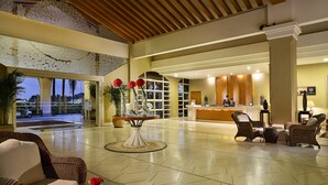 A spacious lobby with a reception desk, comfortable seating, and a decorative centerpiece. - Hillview Golf Hotel (Dongguan)