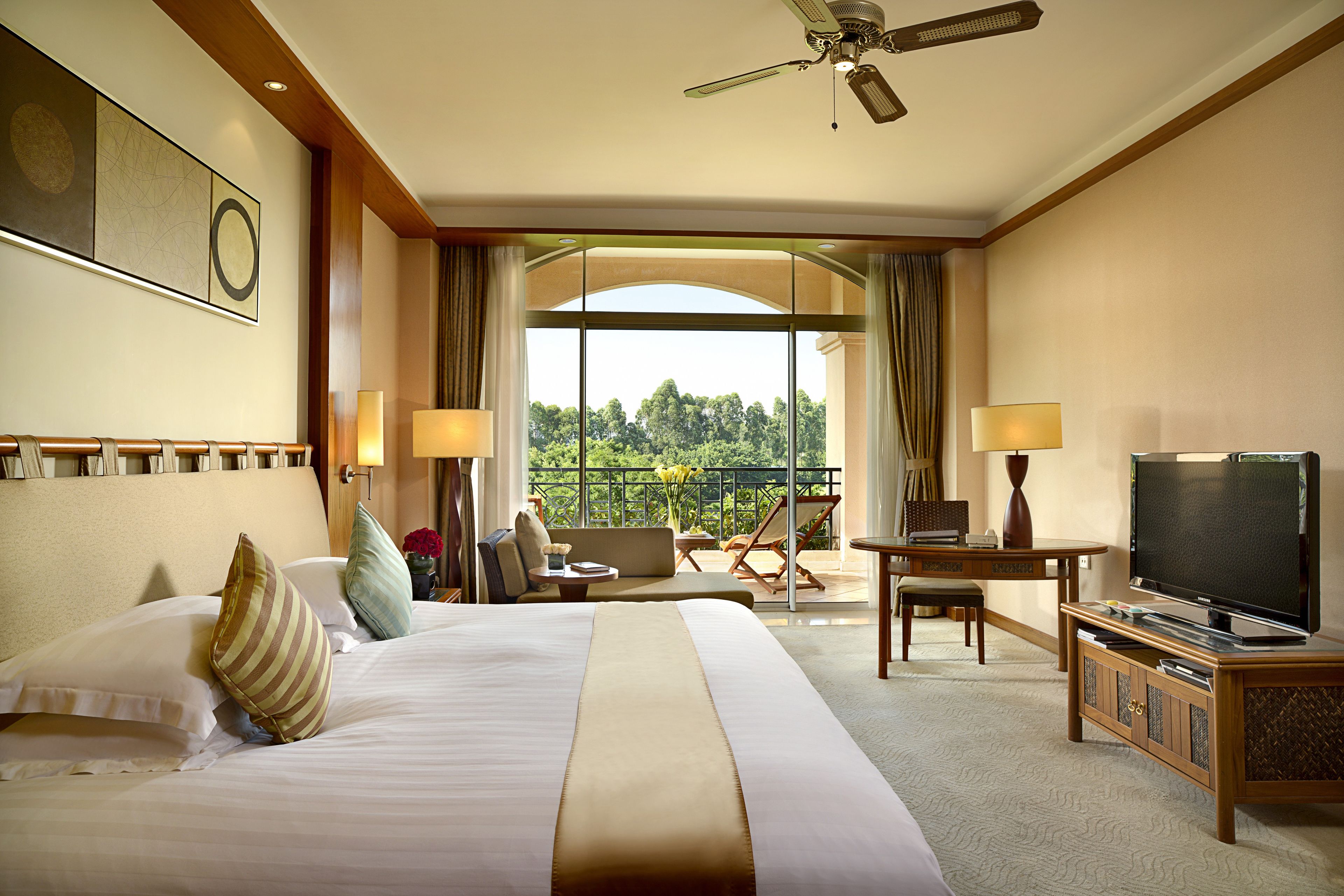 superior king room  | minibar, in-room safe, desk, blackout curtains