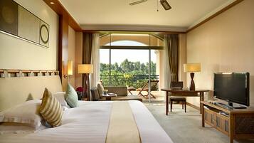 Superior King Room | Minibar, in-room safe, desk, blackout drapes