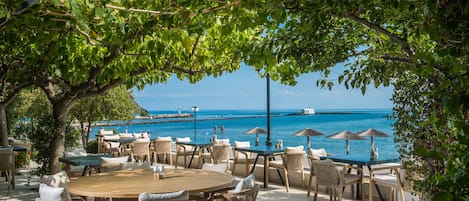 2 restaurants, breakfast, lunch, dinner served; Greek cuisine