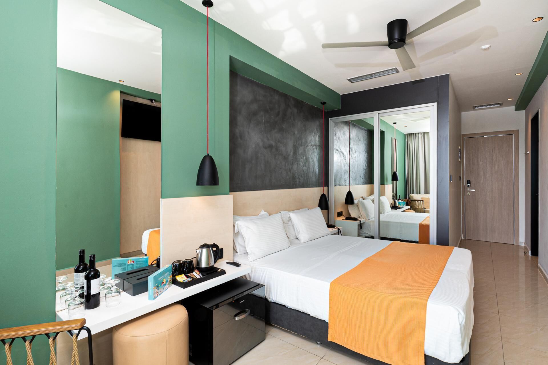 Ein Hotelzimmer mit Bett, Nachttisch und Spiegel.