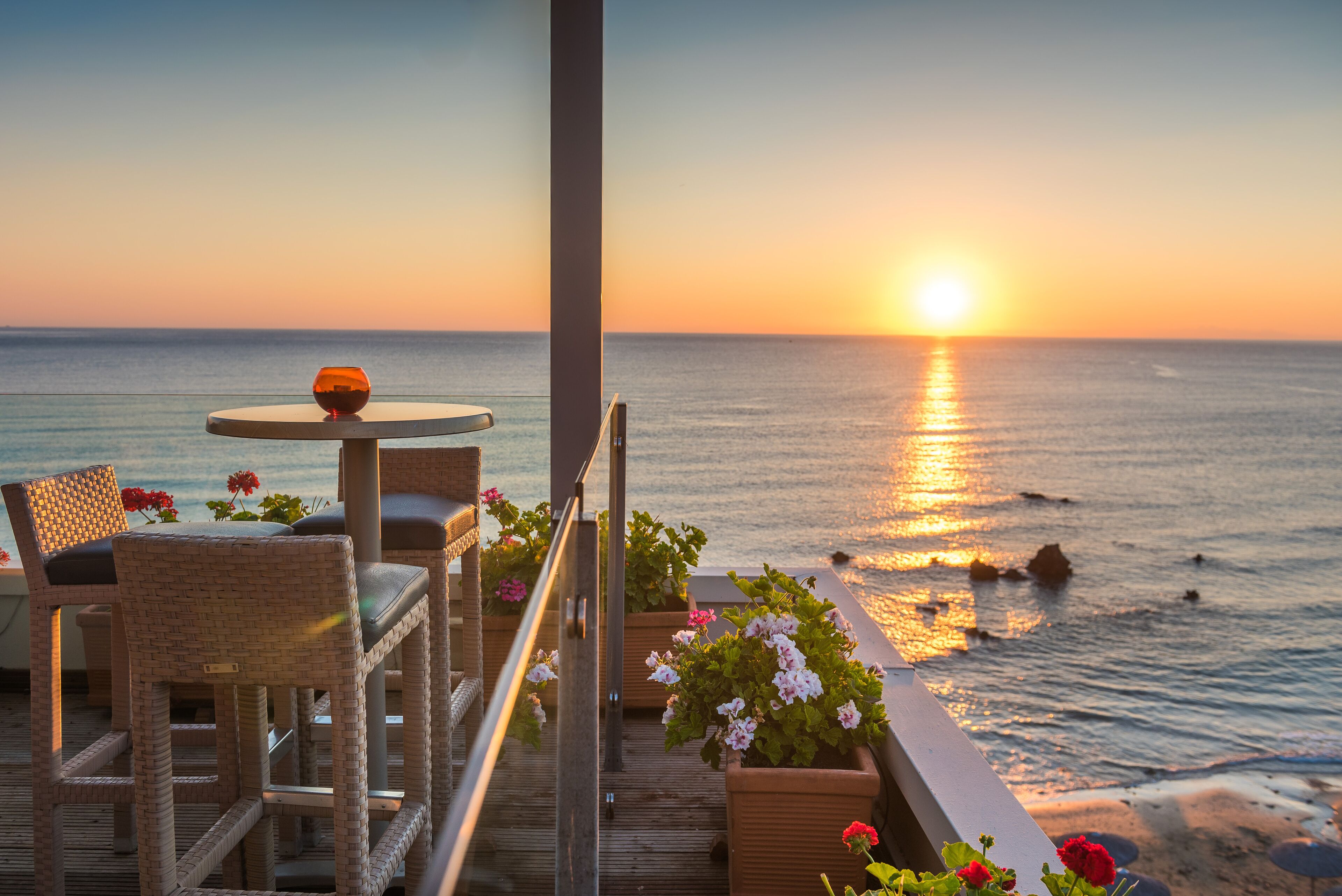 Rooftop bar, ocean view, open daily