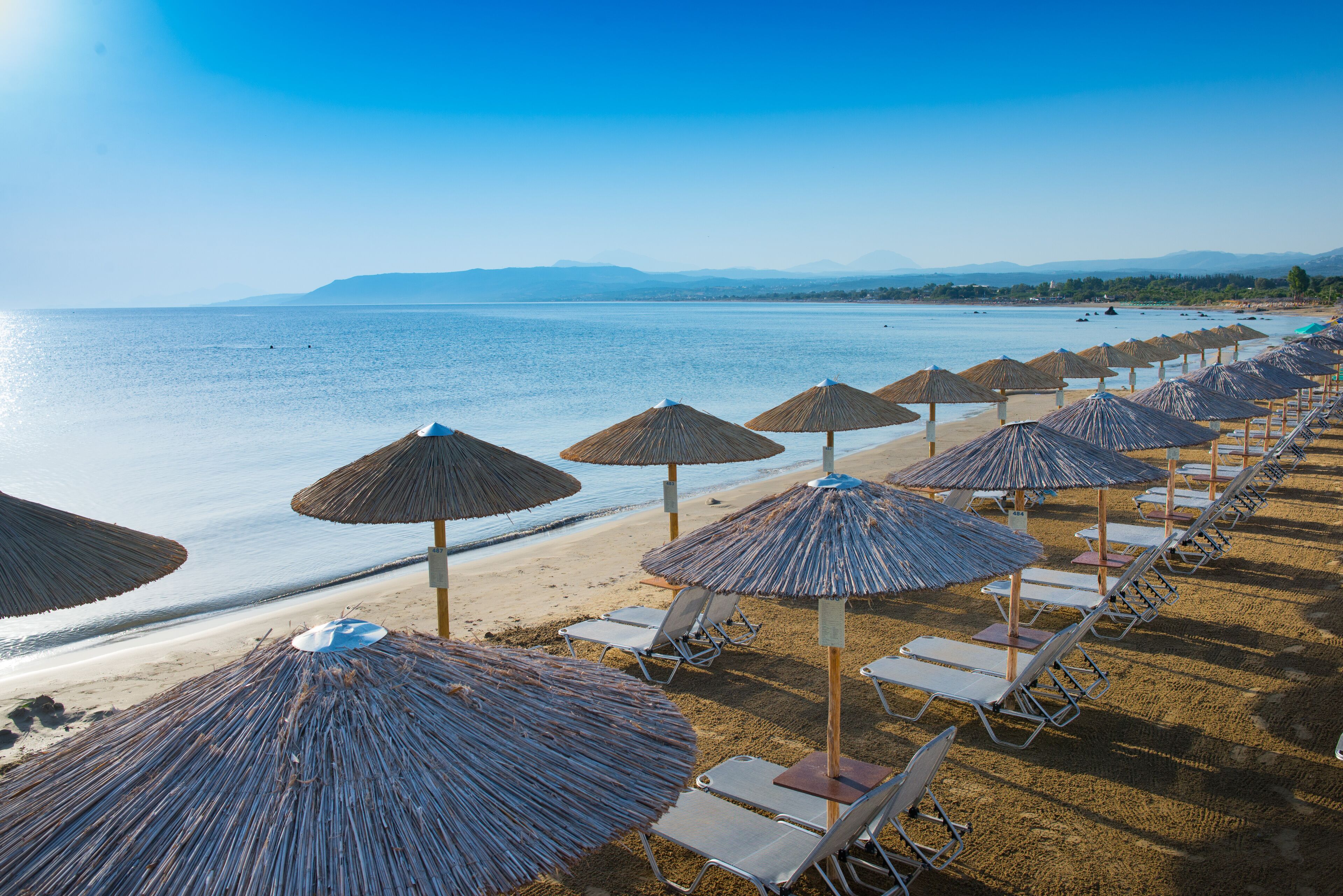 Playa privada en los alrededores, camastros y sombrillas 