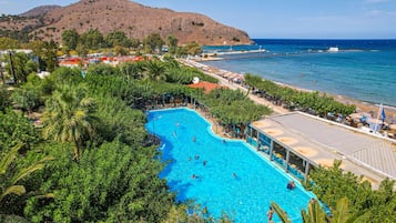 Alberca techada, 2 albercas al aire libre y sombrillas en la alberca