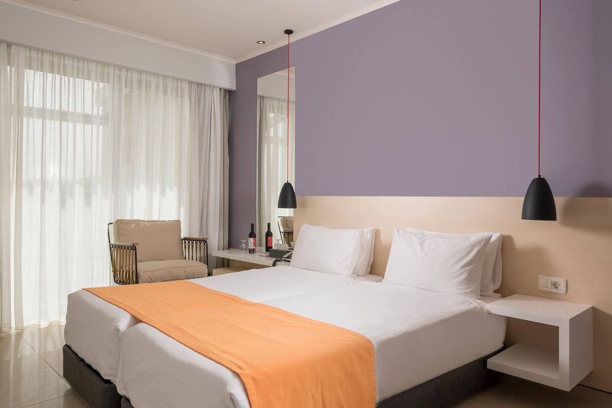 Double Room | Hypo-allergenic bedding available, in-room safe, desk, blackout drapes