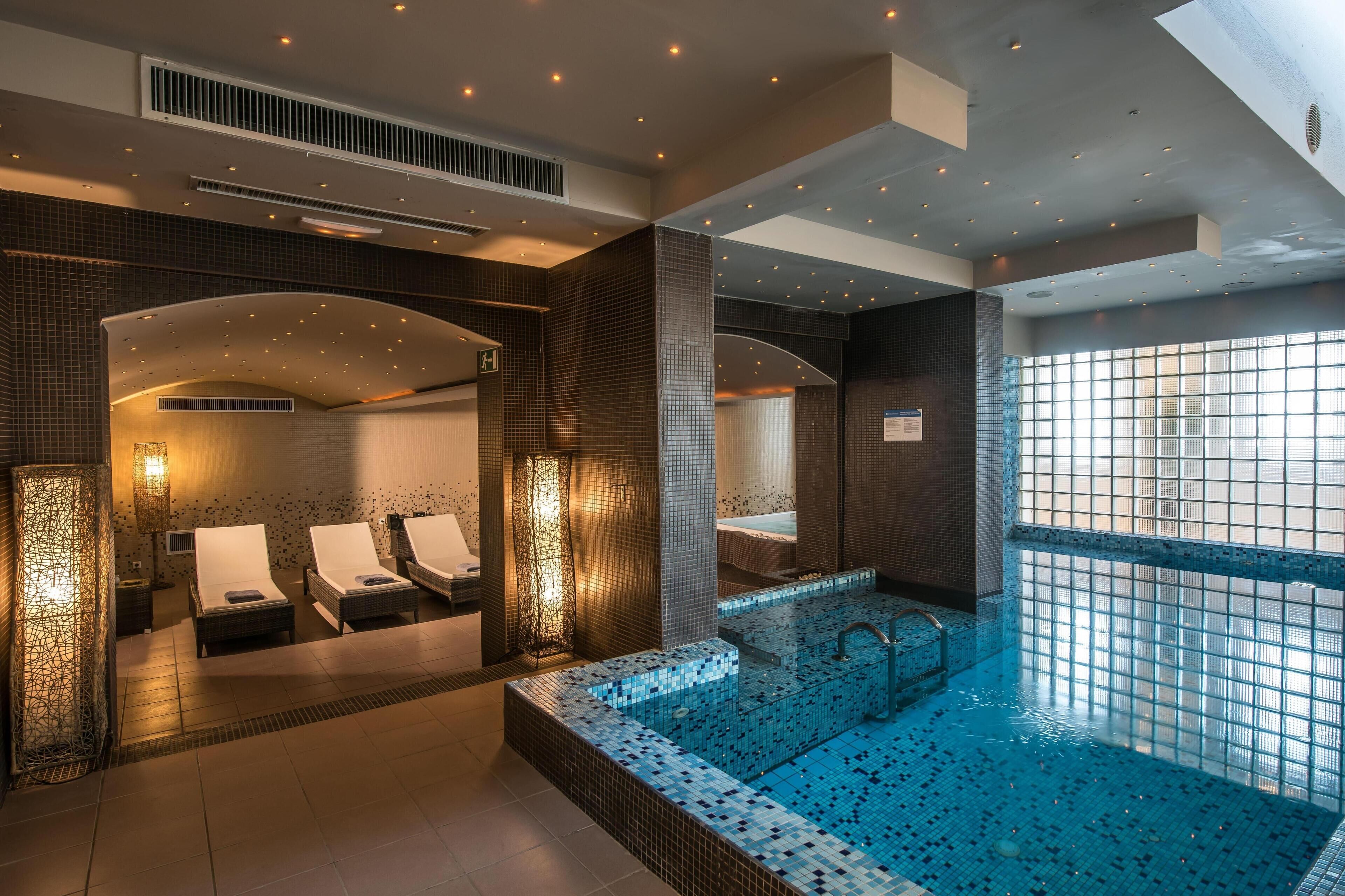 Bañera de hidromasaje, baño turco, tratamientos corporales 