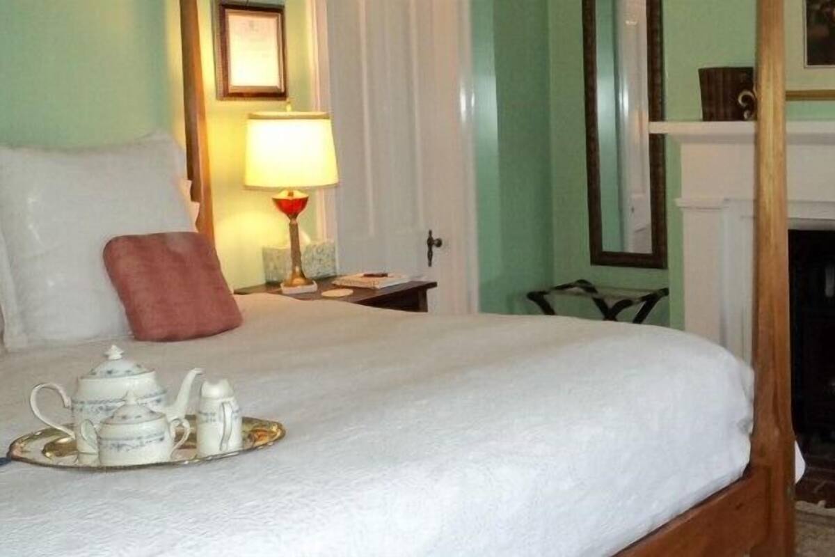 Premier Room, 1 King Bed, Fireplace