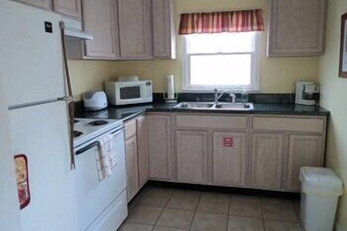 Premier Suite, 1 Queen Bed | Private kitchen
