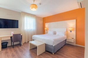 Family Studio, 1 Double Bed with Sofa bed | In-room safe, desk, iron/ironing board, free WiFi
